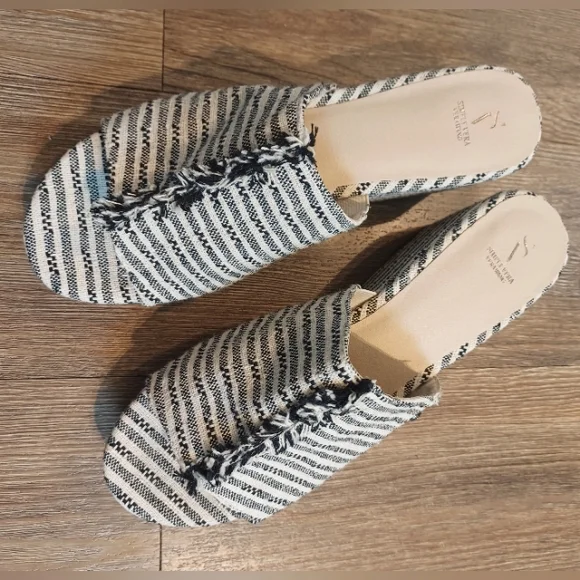 Black & White Striped Wedges Fringe Detail Size 9 Vera Wang - Picture 15 of 15